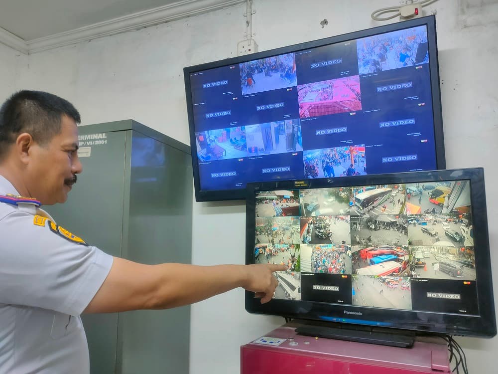 Momen Lebaran Tak Dekat Keluarga, Hal Biasa Bagi Kepala Terminal Kalideres Revi Zulkarnain - Image