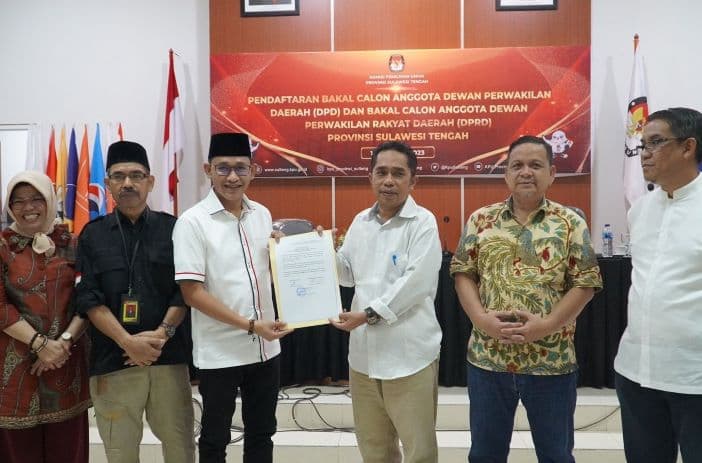 Anggota DPD RI Incumbent Dapil Sulteng Abdul Rachman Thaha Mendaftar di KPU sebagai Calon DPD RI - Image