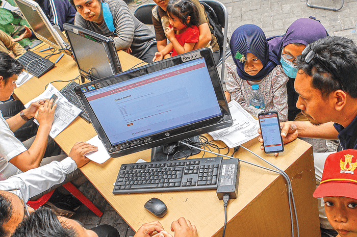 Penuh Ketegangan, Cerita Warga Surabaya Daftarkan Anak di PPDB - Image