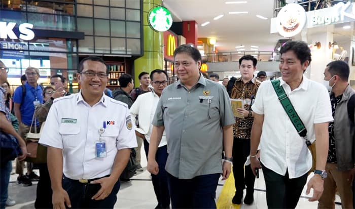 Indonesia Menuju Endemi, Menko Airlangga Pastikan Aktivitas Ekonomi Berjalan Baik - Image