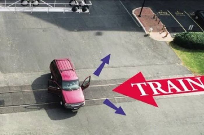 Kendaraan Mati Mesin Ketika Melintas Rel Kereta, Tetap Tenang dan Jangan Panik - Image