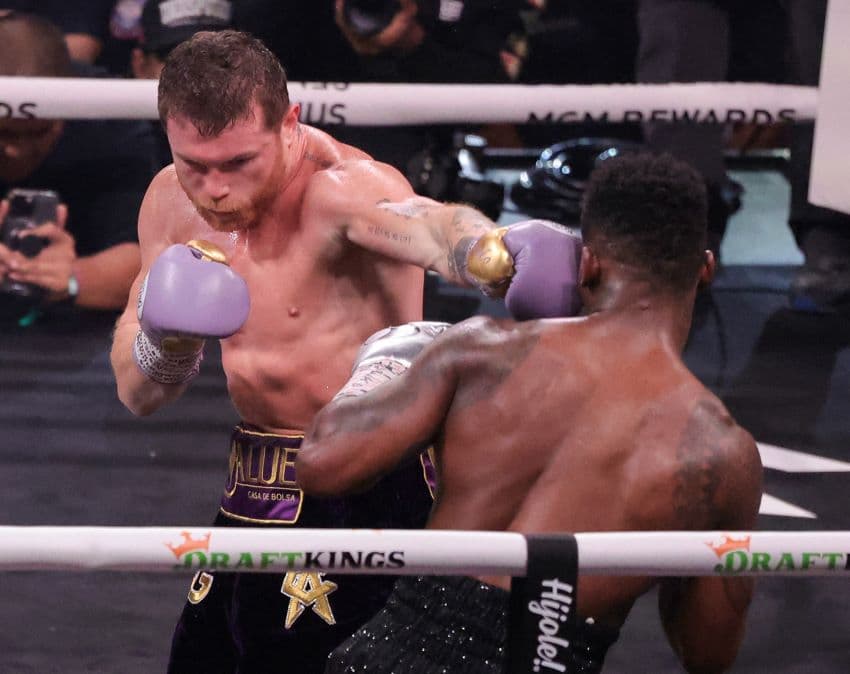Saul 'Canelo' Alvarez Pertahankan Gelar Juara Dunia Usai Mengalahkan Jermell Charlo - Image