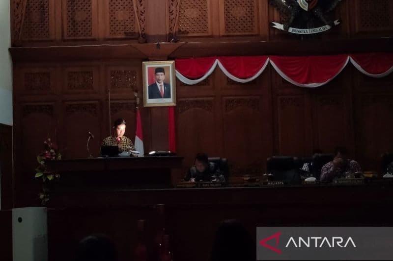 Listrik Padam Imbas Hujan Deras Warnai Rapat Paripurna di Kantor DPRD Kota Surakarta - Image