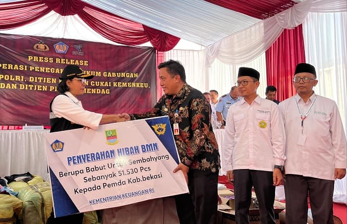 Kemenkeu Hibahkan Sajadah Sitaan Barang Impor Ilegal Senilai Rp 1,8 Miliar ke Pemkab Bekasi - Image
