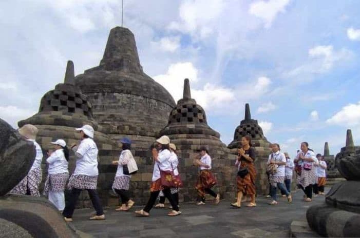 Umat Buddha Melakukan Doa Perdamaian Palestina di Borobudur - Image