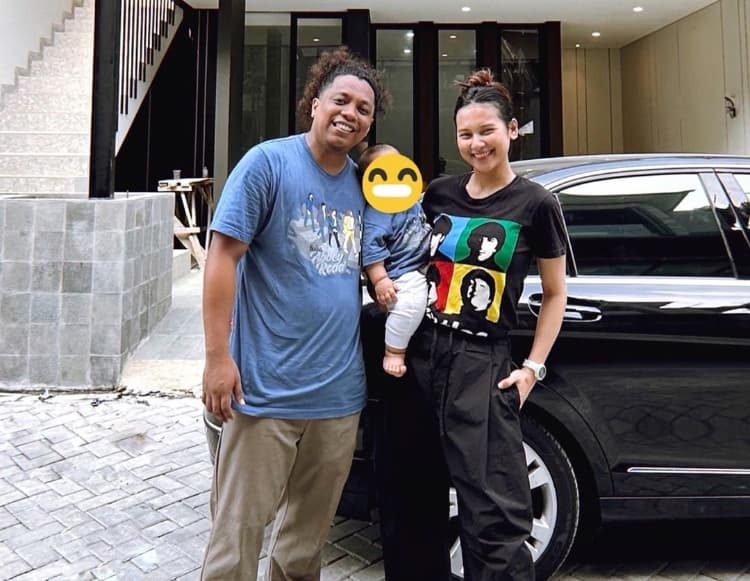 Indah Permatasari dan Arie Kriting Tak Mau Disalahkan Gara-gara Tidak Posting Foto Anak - Image