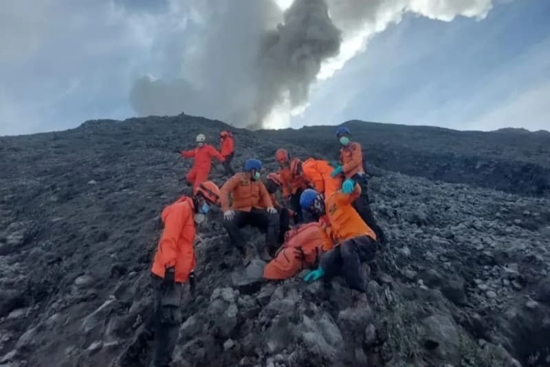 Sekilas Indonesia di 2023, dari Pembunuhan Berantai Wowon Cs hingga Meletusnya Gunung Marapi - Image