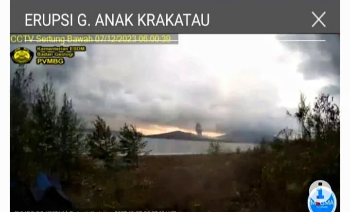 Kembali Erupsi, Gunung Anak Krakatau Pagi Ini Semburkan Abu hingga Jarak 657 Meter - Image