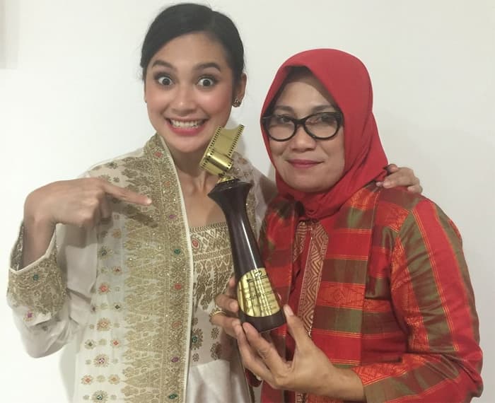 Ibunda Indah Permatasari Bantah Iri dengan Kebahagiaan Putrinya - Image