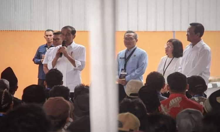 Kunjungi Gudang Bulog Bantul, Presiden Jokowi Bagikan Beras Kualitas Premium Kepada Warga - Image