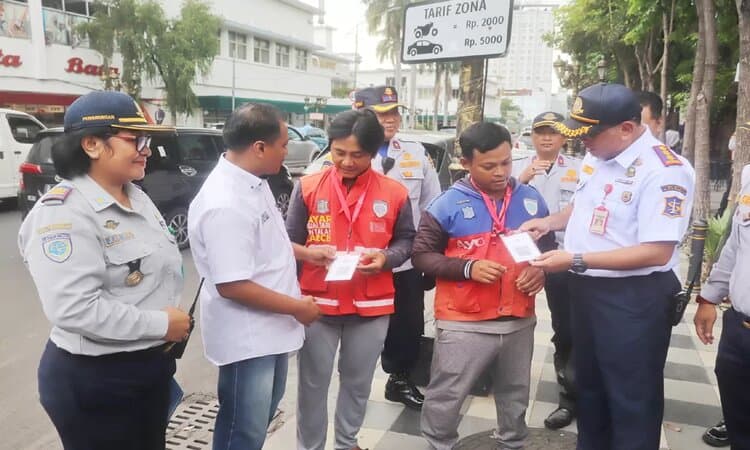 Ini Penyebab Penerapan Parkir Nontunai Menggunakan QRIS di Surabaya Belum Bisa Dilakukan Serentak  - Image