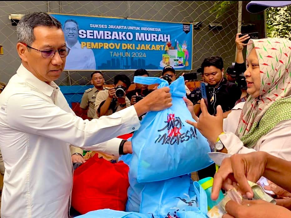 Bawaslu DKI Akan Telusuri Soal Goodie Bag Sembako Berwarna Biru Muda Khas Prabowo-Gibran yang Dibagikan Pj Gubernur DKI Heru Budi Hariono - Image