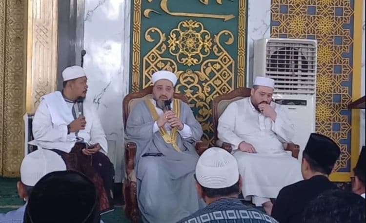 Ulama Suriah Kunjungi Surabaya, Syeikh Umar Beri Nasehat Ramadhan dan Apresiasi Masjid Akbar Surabaya - Image