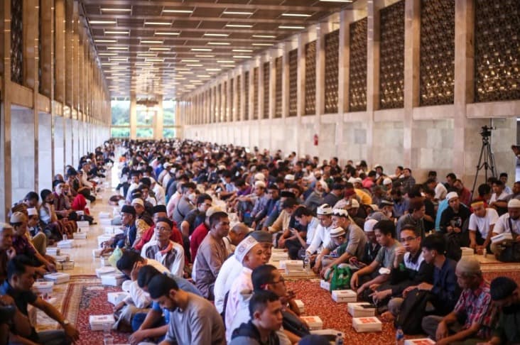 5 Kebiasaan Positif Berbuka Puasa Bersama di Masjid Pada Bulan Ramadhan - Image