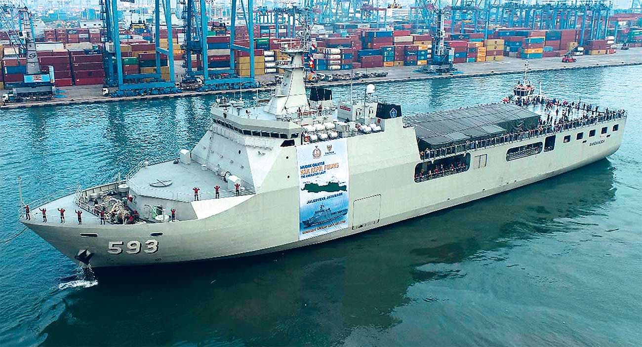 KRI Banda Aceh-593 Antar 1.026 Pemudik Pulang Kampung ke Semarang dan Surabaya - Image