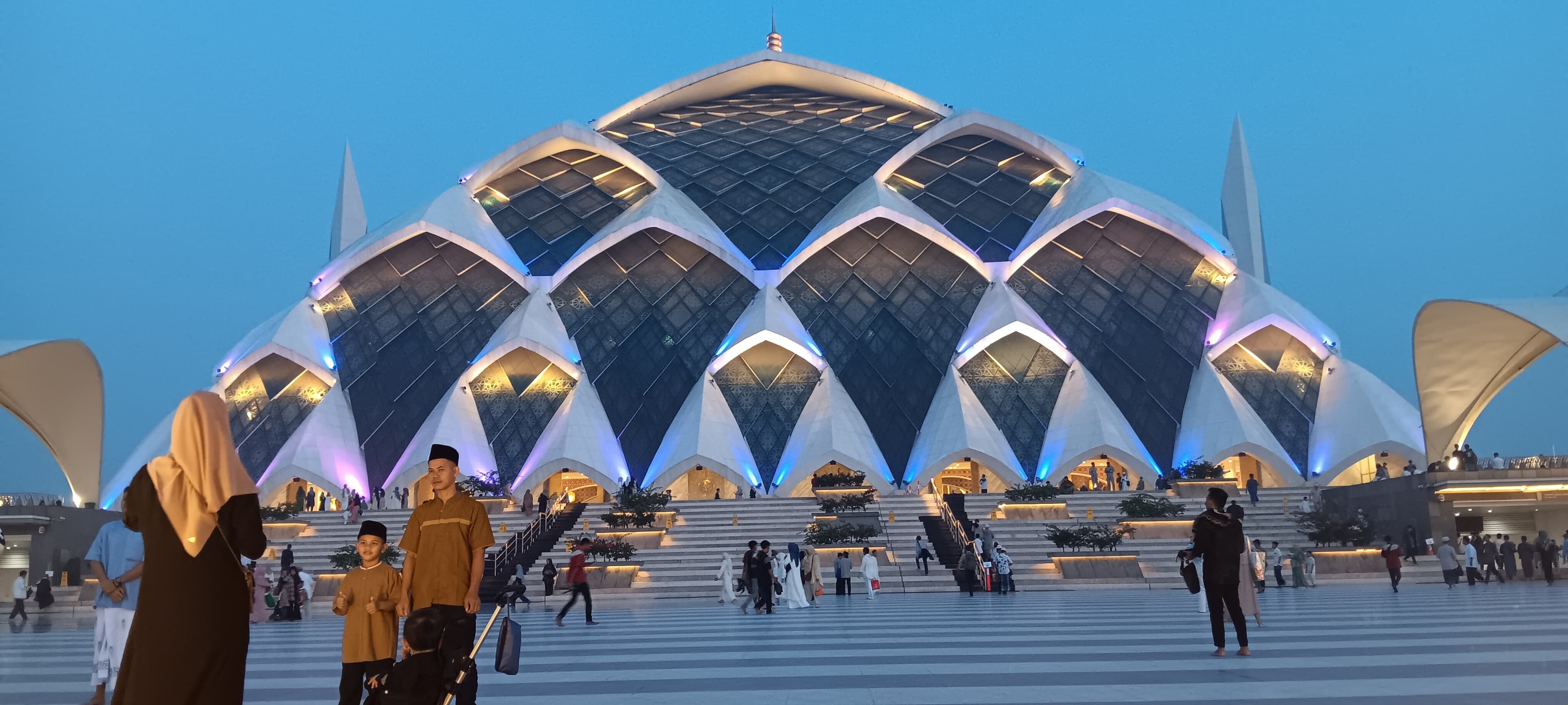 Jemaah Datangi Masjid Raya Al-Jabbar Sejak Subuh, Manfaatkan Waktu Berfoto Sebelum Sholat Idul Fitri - Image