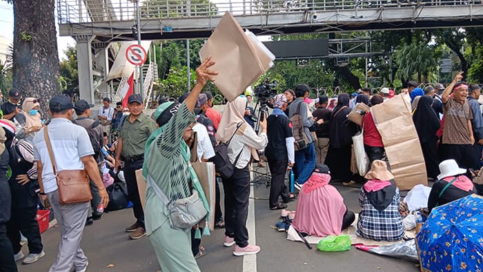 Saat Pedagang Tikar Merayu Pendemo di MK untuk Beli Dagangannya: Duduk Manis, Demi Anies! - Image