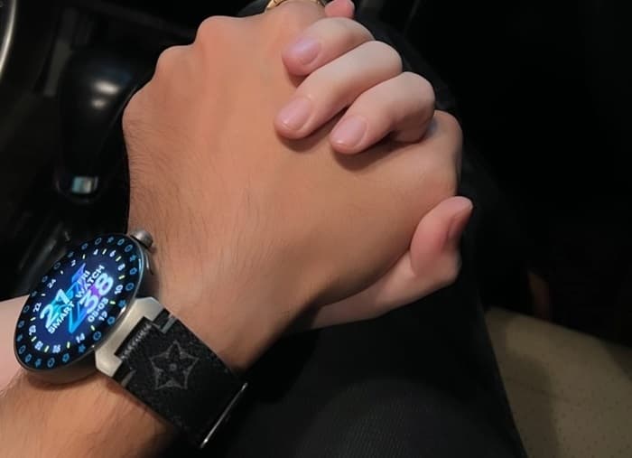 Saling Pegangan Tangan, Kriss Hatta dan Sherry Jolieca Pacaran? - Image