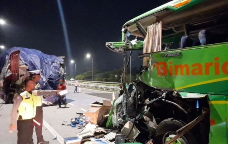 Bus Pariwisata Muat Siswa SMP Tabrak Truk di Tol Jombang- Mojokerto, Dua Korban Dinyatakan Tewas - Image