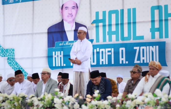 Puluhan Habaib dan Ribuan Masyarakat Haul Akbar KH A Muafi A Zaini di Madura - Image