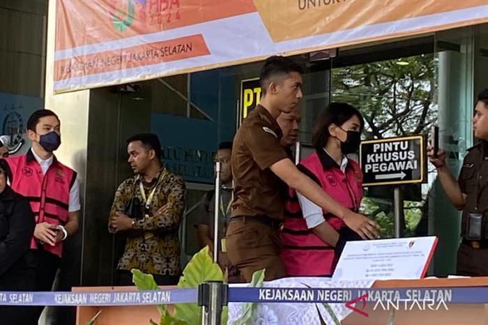 Berkas Lengkap, Harvey Moeis dan Helena Lim Dilimpahkan ke Kejari Jaksel - Image