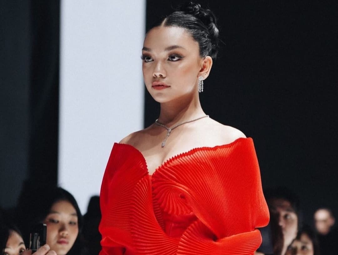 Sempat Dikhawatirkan Netizen Kakinya Terkilir Usai Jatuh saat Catwalk, Begini Kondisi Naura Ayu - Image