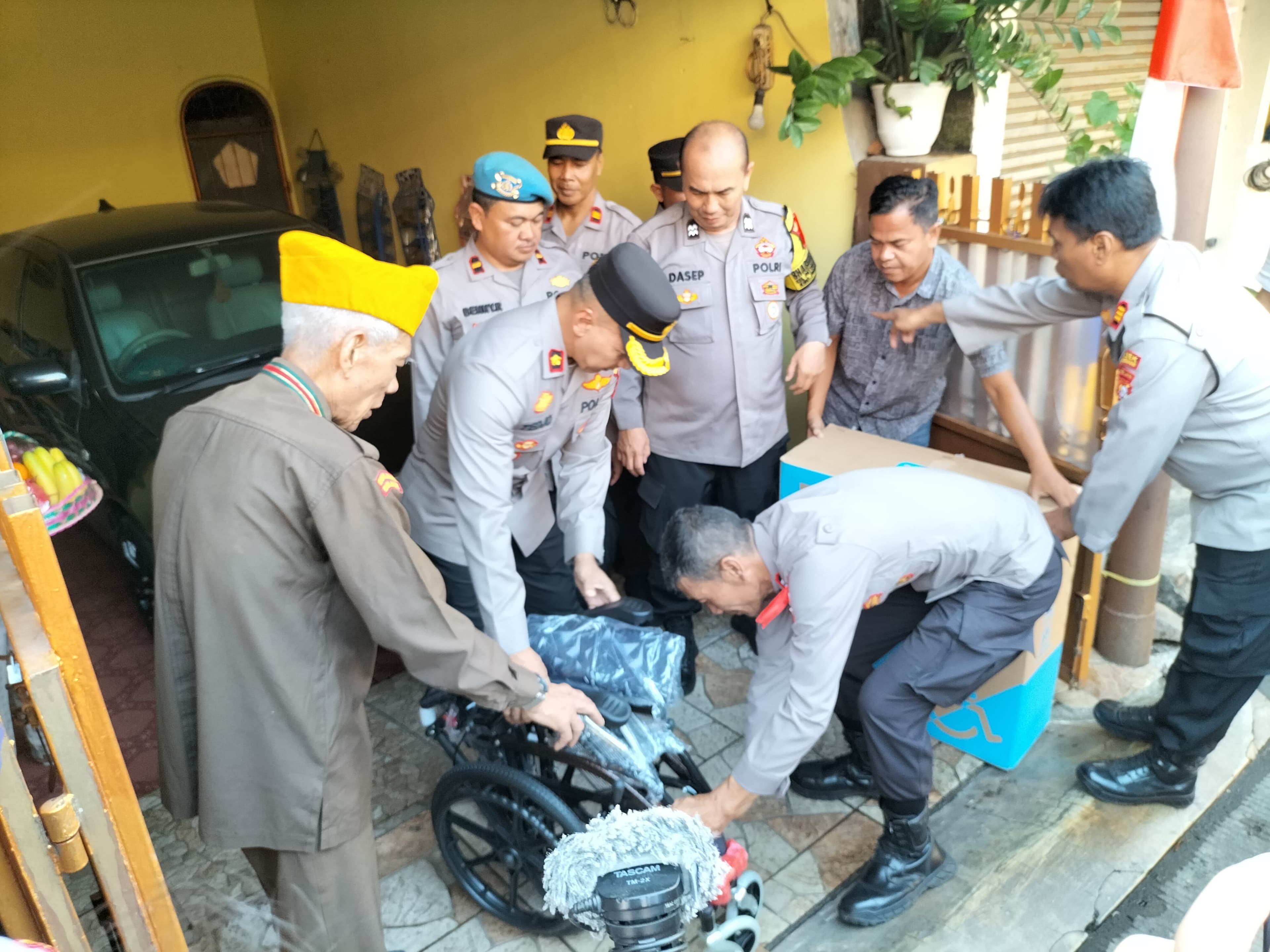 Sambut HUT RI ke-79, Bagikan Kursi Roda untuk Veteran - Image