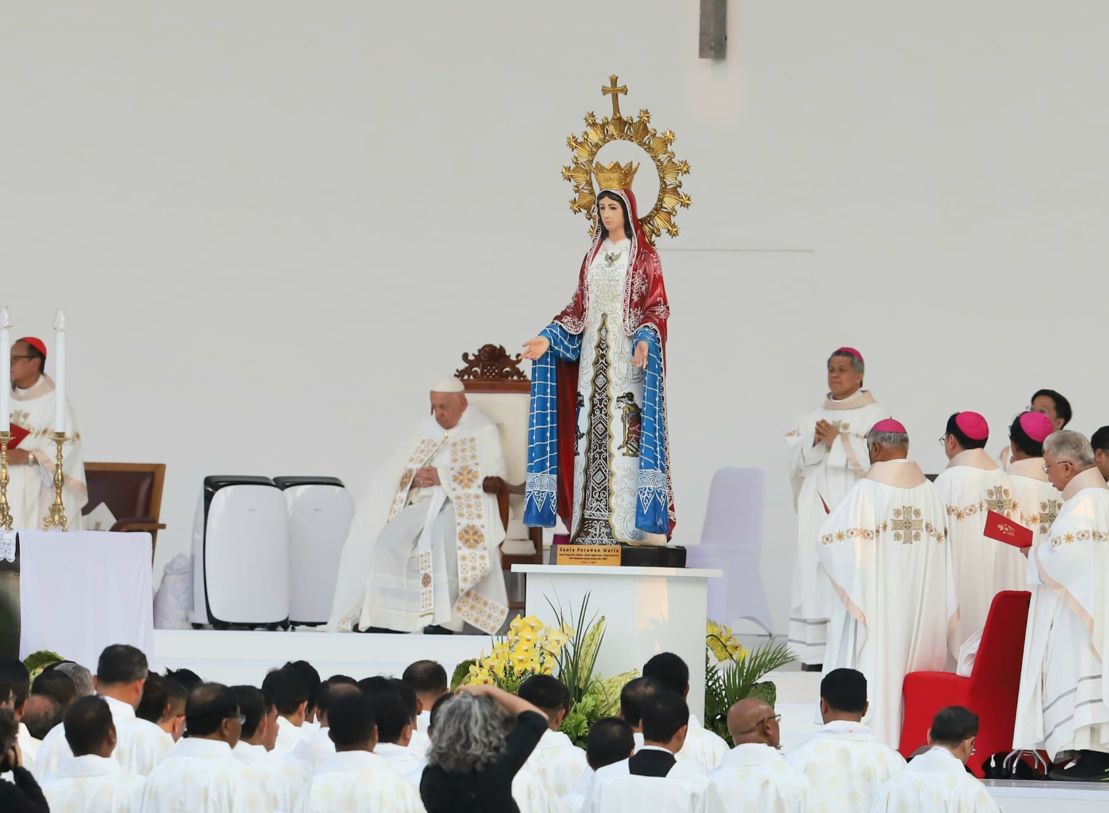 Ini Khotbah Lengkap Paus Fransiskus Saat Memimpin Misa Suci di GBK Senayan Jakarta, Versi Terjemah Bahasa Indonesia    - Image