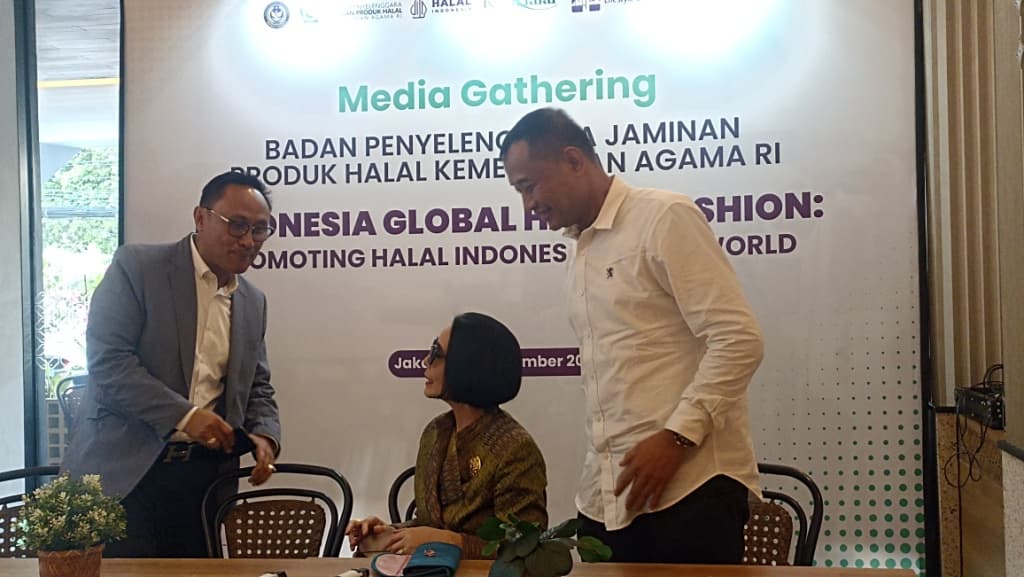 Dorong Fasihon Halal, Kemenag Anjurkan Jamaah Haji dan Umrah Pakai Kain Ihram Berlabel Halal - Image