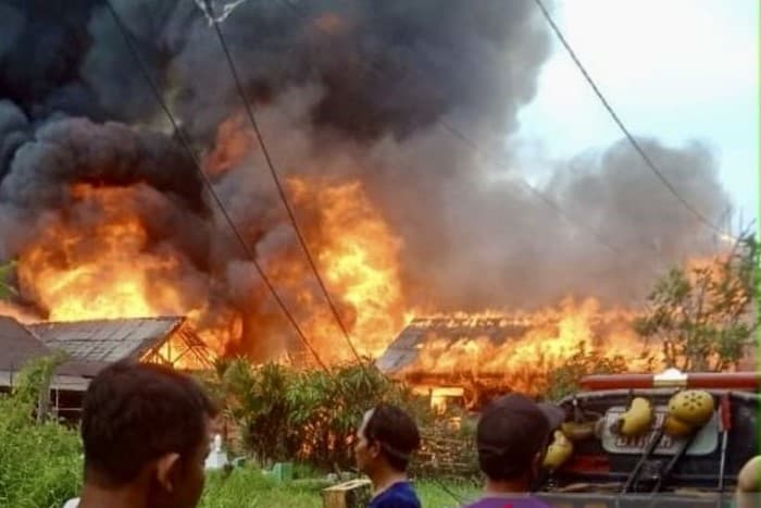 Petugas Damkar Selamatkan Permukiman dari Kebakaran di Banjarmasin - Image