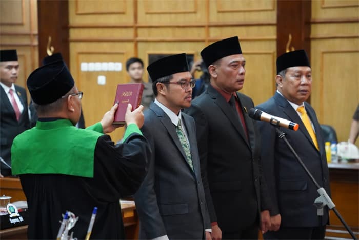 Pelantikan Pimpinan Baru DPRD Kabupaten Sidoarjo Masa Jabatan 2024–2029, Tekankan Pentingnya Sinergi Legislatif dan Eksekutif - Image