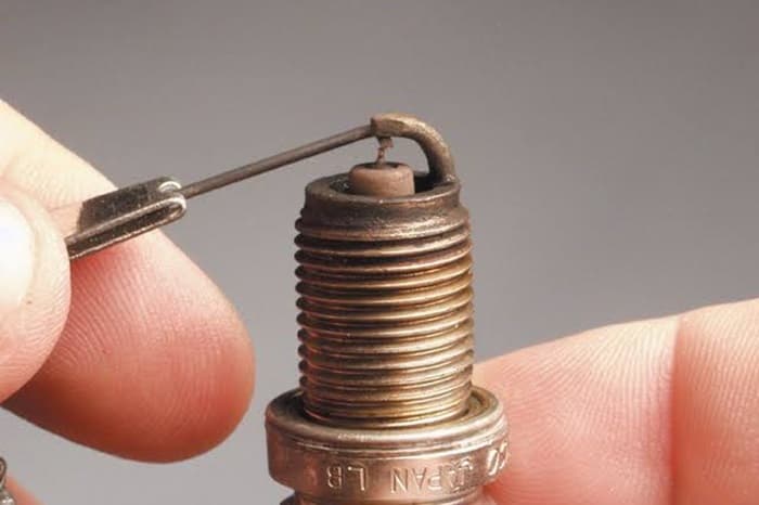 Jangan Panik Dulu! Ini 4 Penyebab Busi Motor Kamu Basah dan Hitam - Image