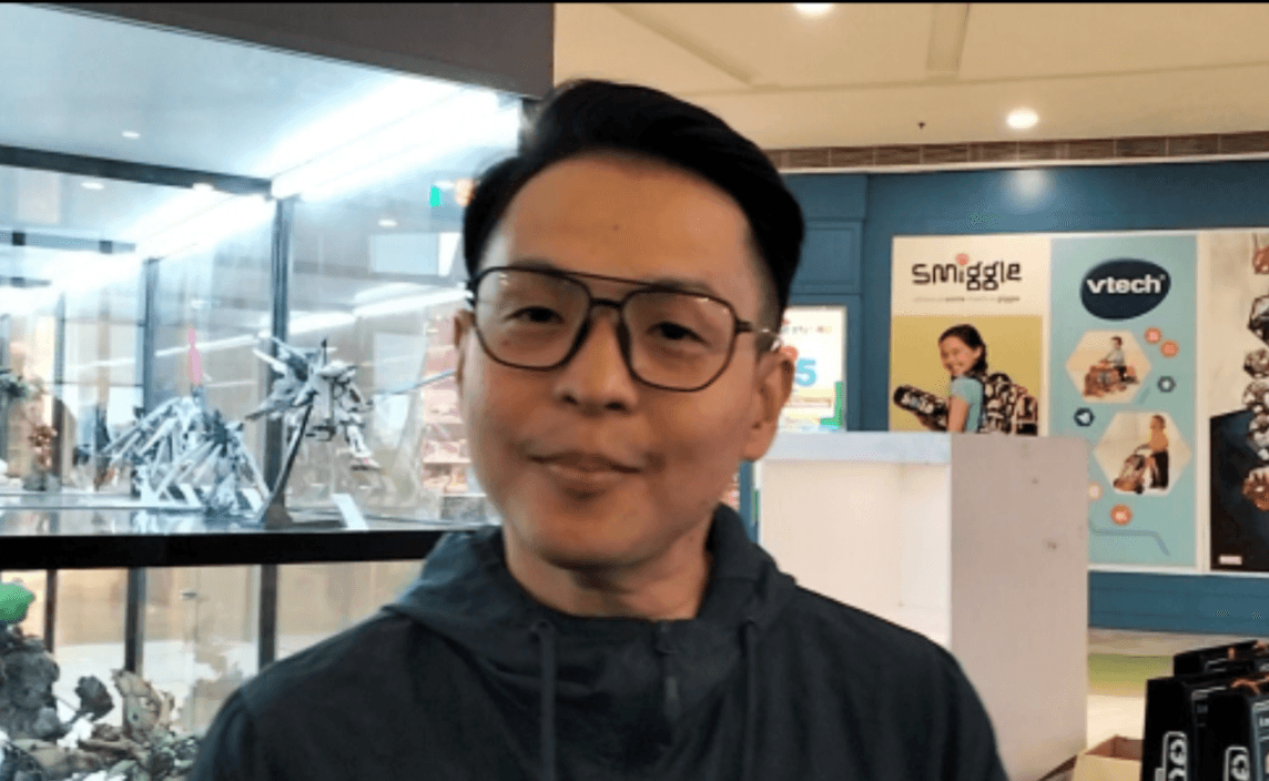 Ikuti Jejak Raditya Dika, Ernest Prakasa Umumkan Tinggalkan Media Sosial X - Image