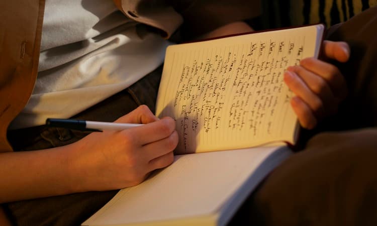 Si Paling Puitis! Ini 5 Zodiak yang Terlahir dengan DNA Seorang Penyair - Image