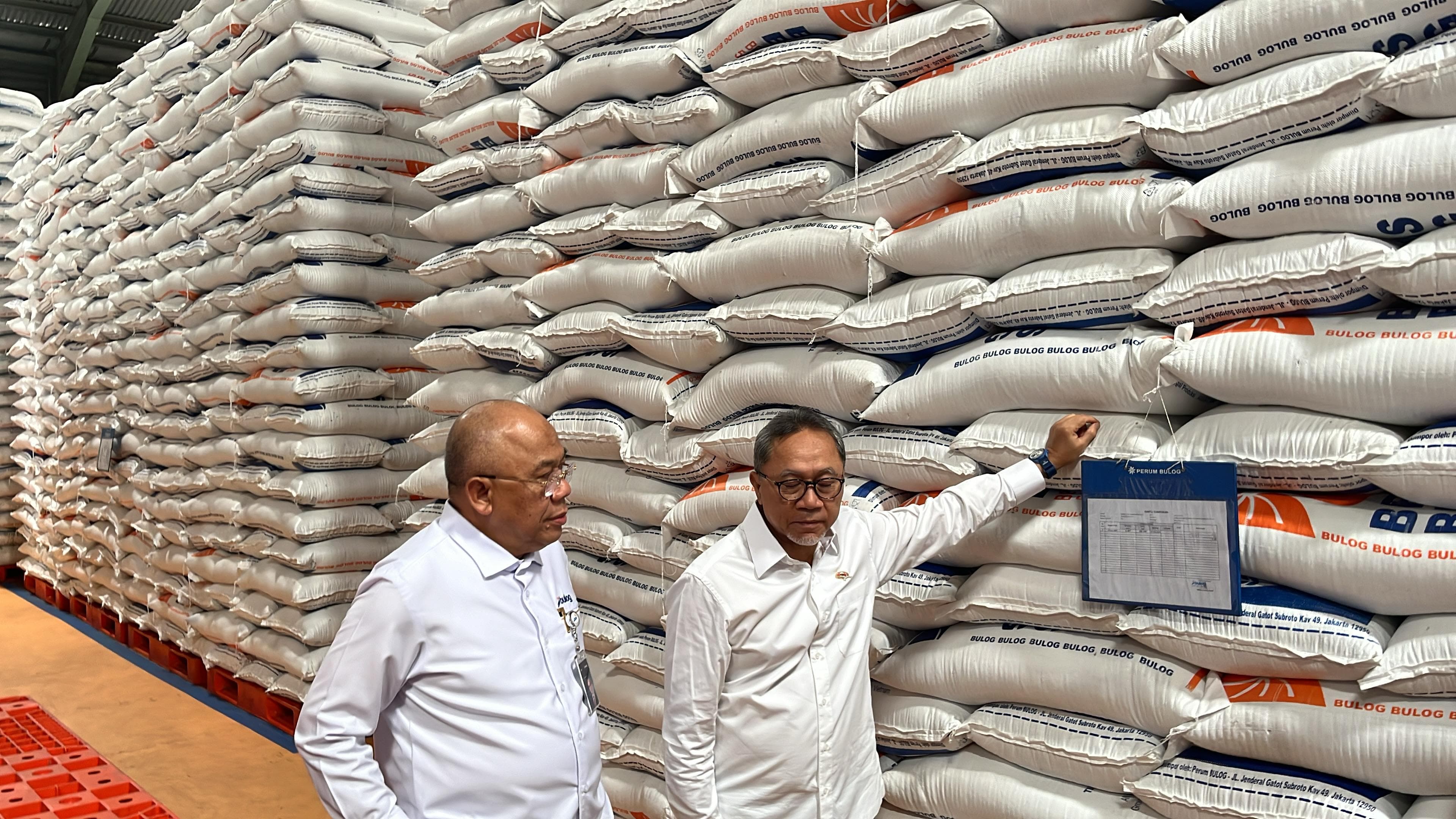 Meski Stok Aman, Menko Zulhas Sebut Masih Ada 1 Juta Ton Beras Impor yang Bakal Guyur RI hingga Akhir Tahun Ini    - Image