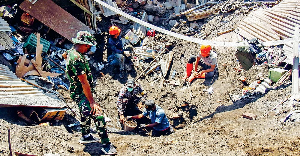 Empat Bandara Ditutup Sementara, Akses ke Lokasi Terdampak Erupsi Gunung Lewotobi Laki-Laki Hanya Jalur Laut dan Darat - Image