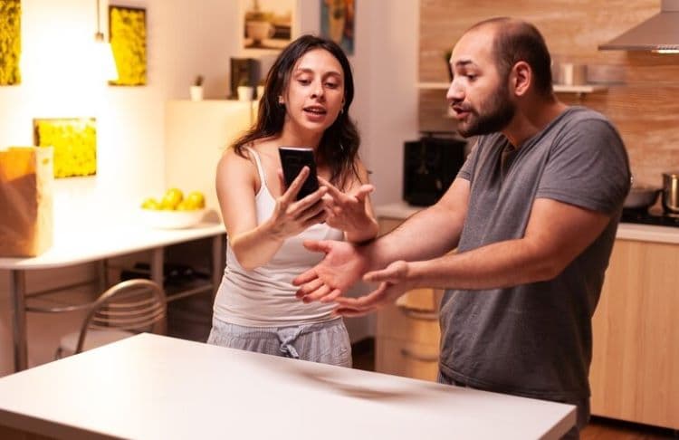 5 Perilaku Halus Orang yang Mencintai Pasangannya Tetapi Tetap Berakhir Selingkuh, Salah Satunya Tetiba Menjauhkan Diri - Image