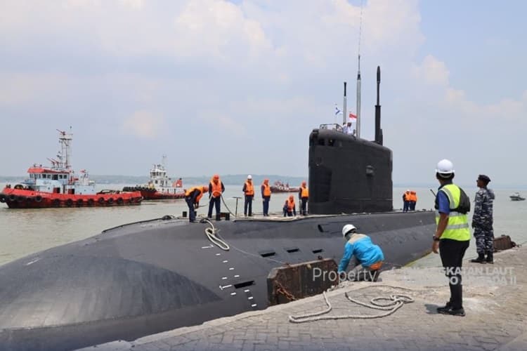 Kilo Class, Kapal Selam Rusia Berjuluk Black Hole Karena Sulit Terdeteksi Sonar Sandar di Tanjung Perak, Surabaya - Image