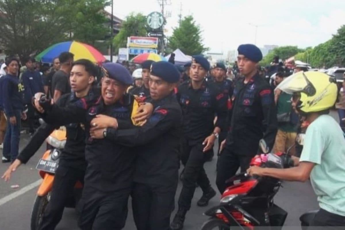 Debat Pilgub Sulsel Diwarnai Bentrokan Antar Pendukung Pasangan DIA dengan Andalan Hati - Image