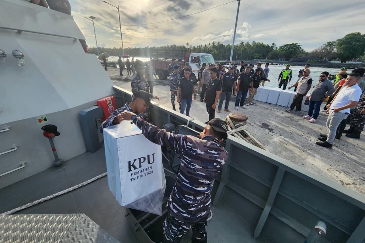 Butuh 14 Jam Pelayaran, TNI AL Bantu Distribusi Logistik ke Pulau Enggano di Bengkulu - Image