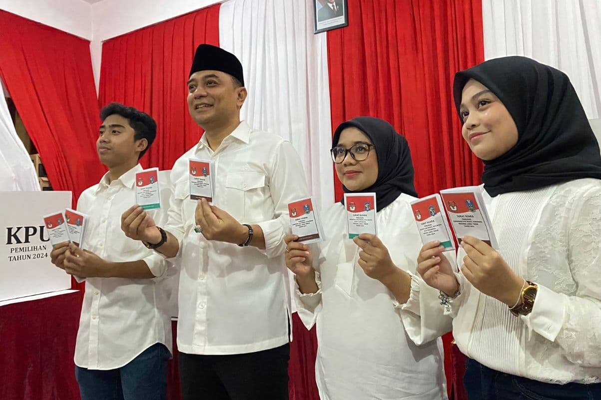 Diiringi Iringan Musik Hadrah, Cawali Surabaya Eri Cahyadi Surabaya Nyoblos di TPS 4 Karah - Image