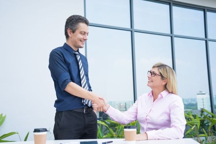 Tanda Orang yang Hanya Berbuat Baik pada Anda Saat Mereka Butuh: 7 Sifat Munafik Melekat Pada Mereka - Image