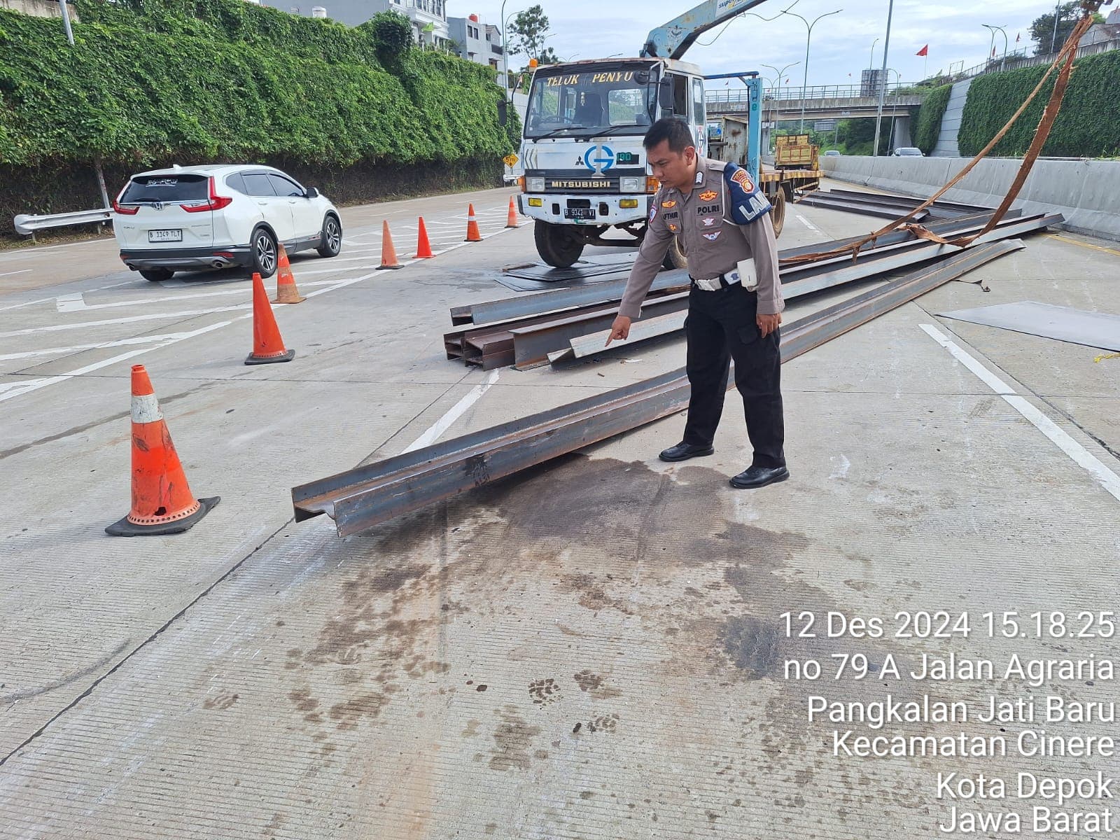 Kronologi Kecelakaan Minibus dan Truk di Jalan Tol Desari, Minibus Sundul Muatan Truk Hingga Hancur Tertimpa Besi  - Image