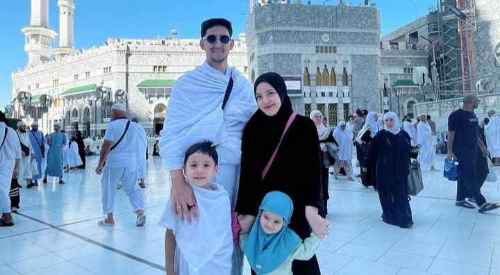 Tasya Kamila Unggah Foto Ibadah Umroh, Netizen: Jangan Ada yang Ganggu Keluarga Ini - Image