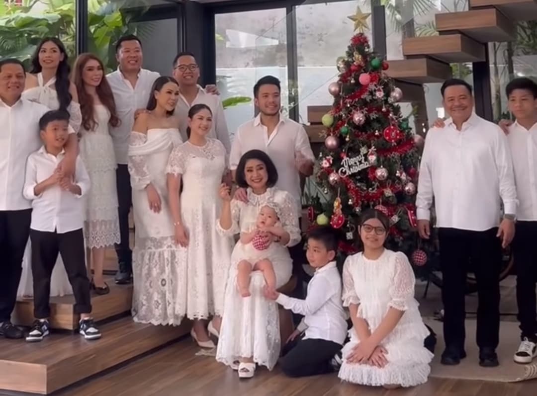 Potret Perayaan Natal Jessica Mila Bersama Keluarga Besar Otto Hasibuan - Image