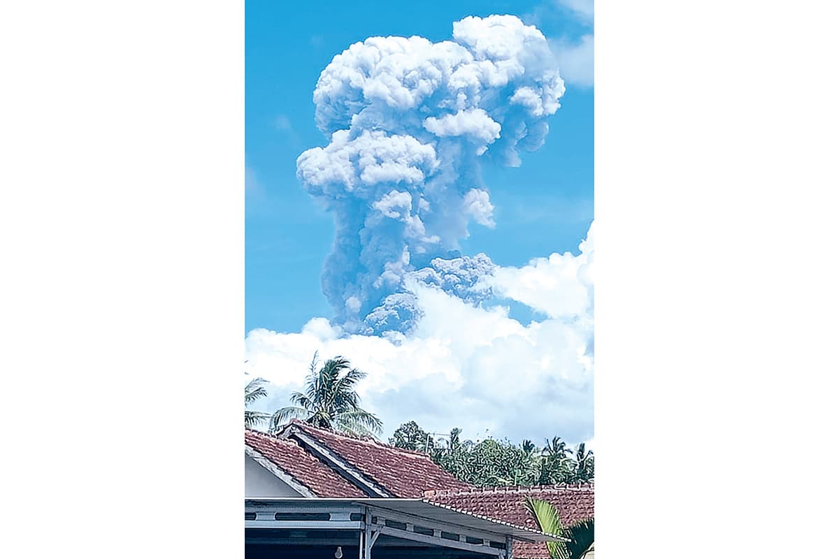 Gunung Raung Erupsi, Pengunjung Wisata Air Terjun Tetap Bertahan sampai Sore, Sebagian Panik, Sebagian Santai - Image