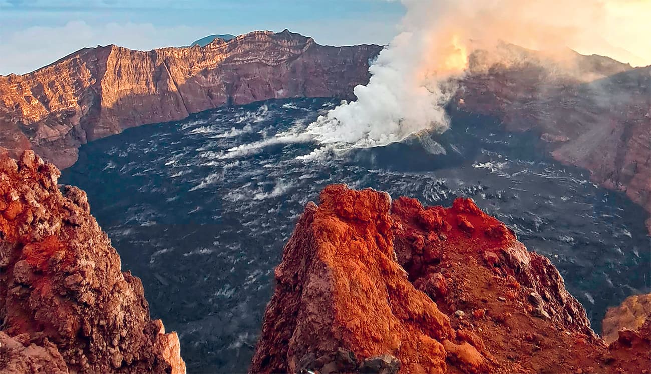 Saat Gunung Raung Erupsi, 33 Pendaki Diminta Turun - Image