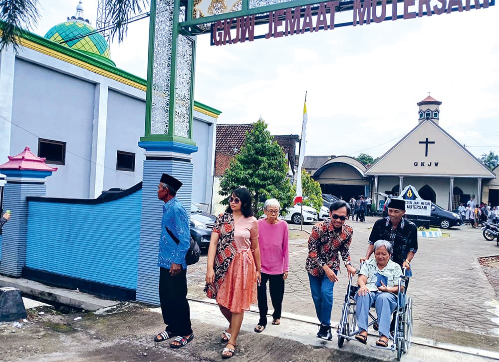Merayakan Natal di Kampung Toleran di Jombang: Masjid dan Gereja dalam Satu Pagar, Saling Undang Tiap Ada Acara - Image