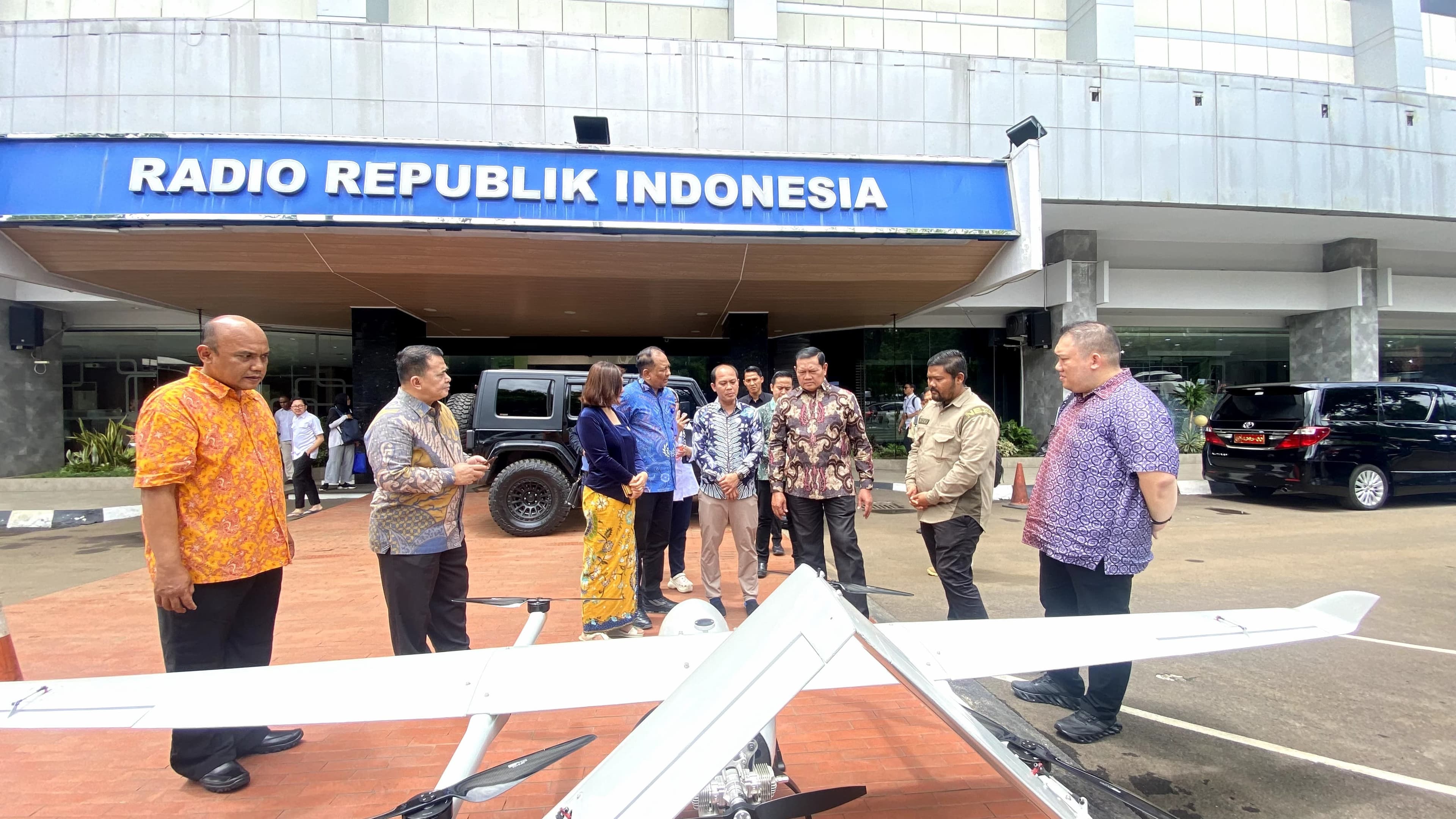 Launching Gerakan Masyarakat Peduli Anak Sekolah, Eks Panglima TNIYudo Margono Saksikan Demo Drone Hasil Daur Ulang Sampah Plastik - Image