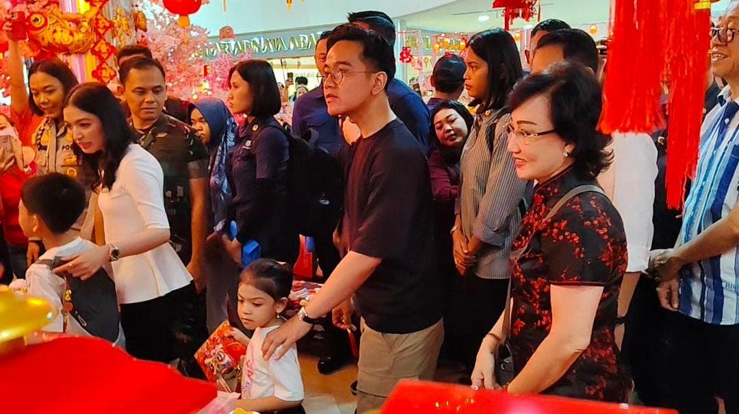 Wapres Gibran Ajak Keluarga ke Pasar Atom Surabaya: Kulineran dan Borong Pernak-pernik Imlek! - Image